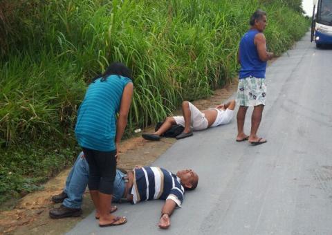 Acidente na estrada AM-010: Taxi colide com caminhão